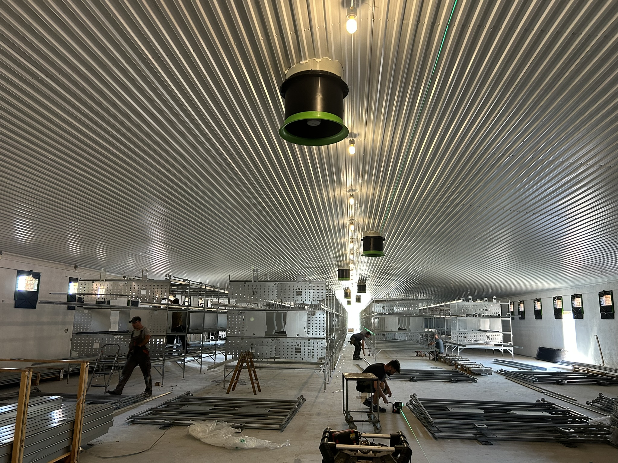 Nowiutka ferma z wolierami już na półmetku! 🥚🥚🥚